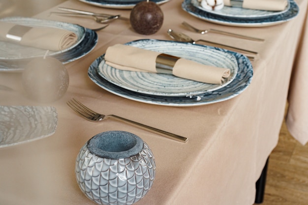 Dettagli di un elegante tavolo con piatti in ceramica testurizzata