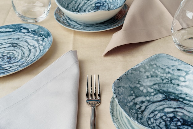 Dettagli di un elegante tavolo con piatti in ceramica testurizzata