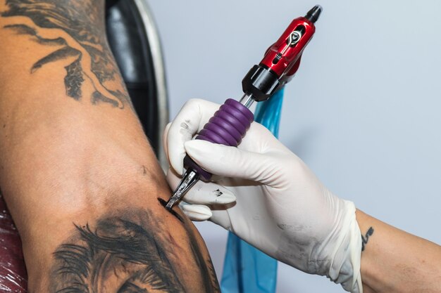 Dettagli di un lavoro di tatuatore