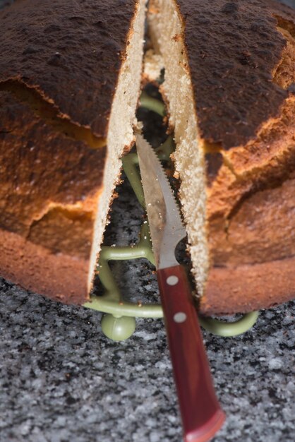 Dettagli di una deliziosa torta appena fatta in casa appena sfornata