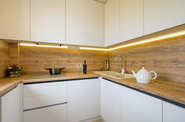 Dettagli interni cucina moderna in legno bianco e beige