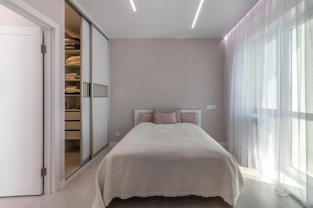 Dettagli interni e camera da letto in delicate tonalità rosa