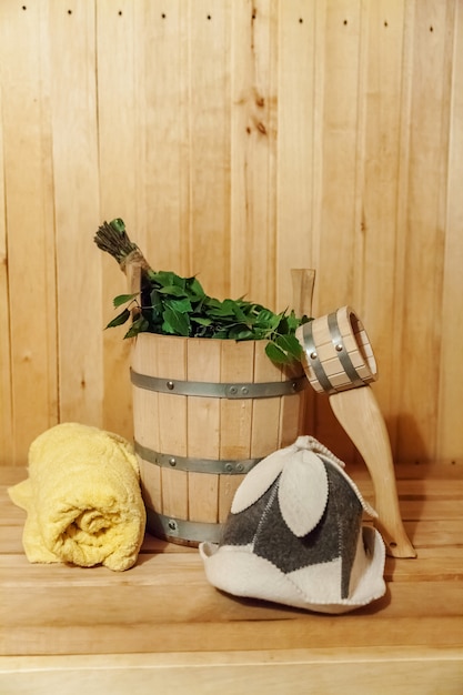 Dettagli interni Sauna finlandese bagno turco con accessori per sauna tradizionali bacino betulla scopa paletta asciugamano in feltro