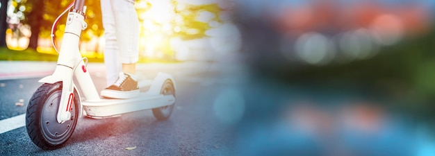 Dettagli ravvicinati dello scooter elettrico su strada Trasporto ecologico e urbano in città