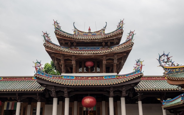 Dettagli scolpiti sul tempio di South Putuo o Nanputuo a Xiamen