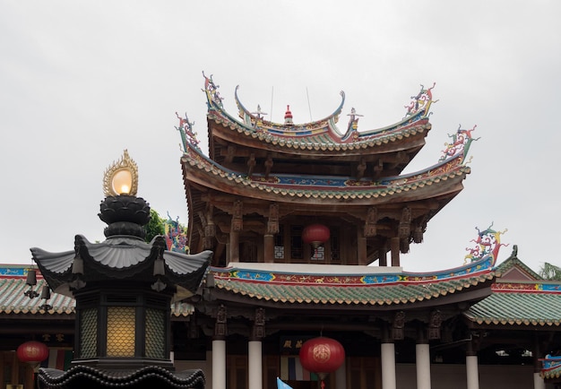 Dettagli scolpiti sul tempio di South Putuo o Nanputuo a Xiamen