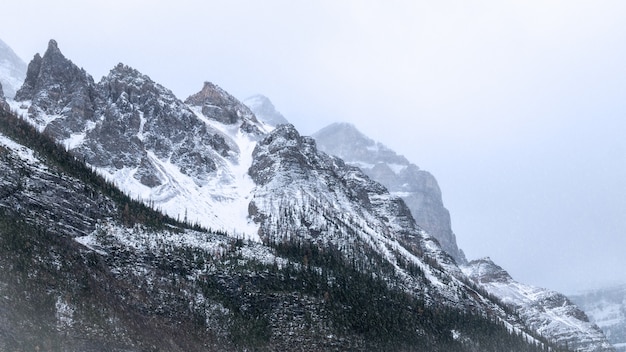 dettagli sulle cime delle montagne durante la tempesta di neve, lago Louise, parco nazionale di Banff, alberta, cananda