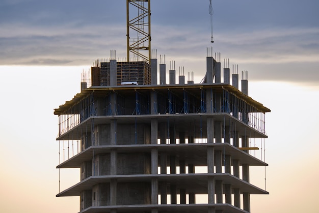 Dettaglio architettonico di alta cornice di edificio monolitico in cemento in costruzione Sviluppo immobiliare