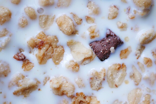 Dettaglio colpo di muesli Musli mescolato con latte in una ciotola