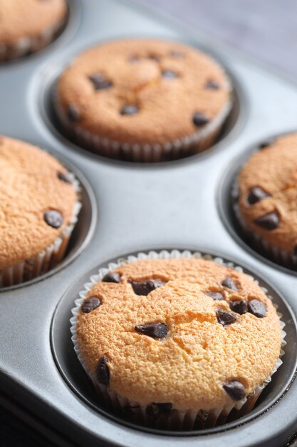 Dettaglio colpo di muffin e teglia sul tavolo