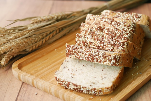 Dettaglio colpo di pane integrale cotto sul tavolo