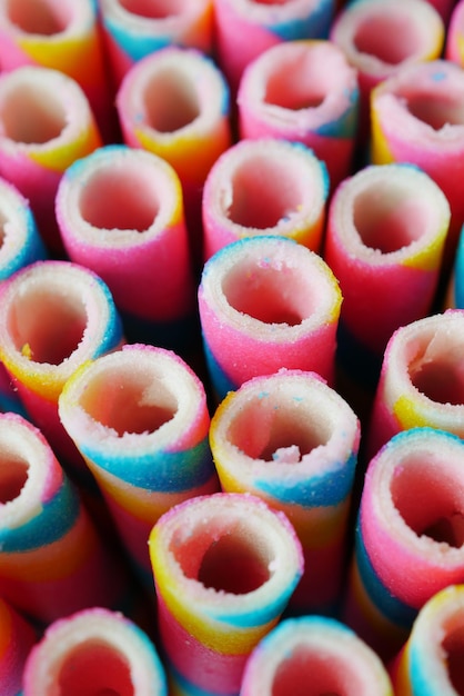 Dettaglio corto di rotolo di wafer colorato al cioccolato