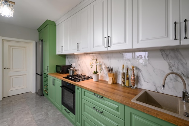 Dettaglio cucina moderna di colore verde e bianco