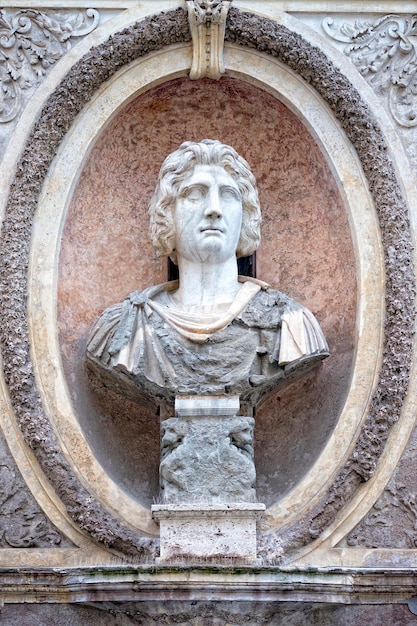 dettaglio del bassorilievo dell'imperatore romano