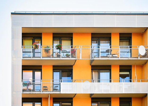 Dettaglio del complesso di un moderno edificio residenziale con balconi, Vilnius, Lituania. Tonico