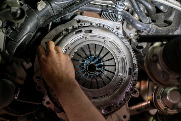 Dettaglio del gruppo frizione per auto in officina, riparazione auto motore