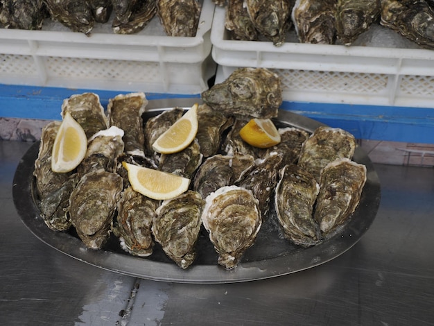 Dettaglio del mercato del pesce di ostriche in Ortigia old wown siracusa Sicilia