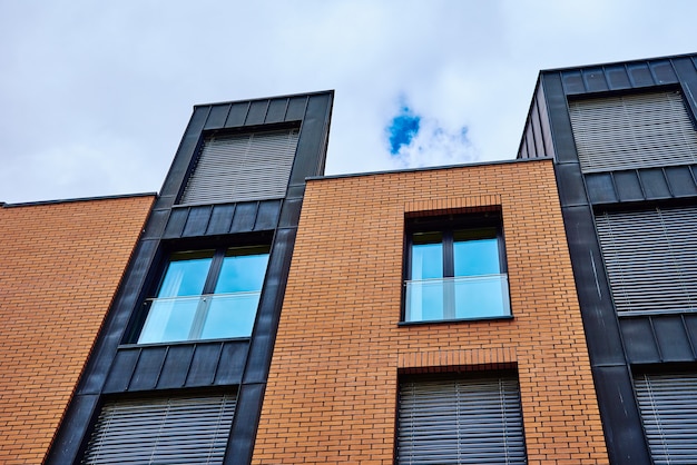 Dettaglio del moderno edificio residenziale contro sky