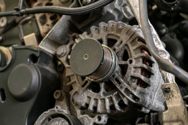 Dettaglio del motore dell'automobile dell'alternatore in un'officina