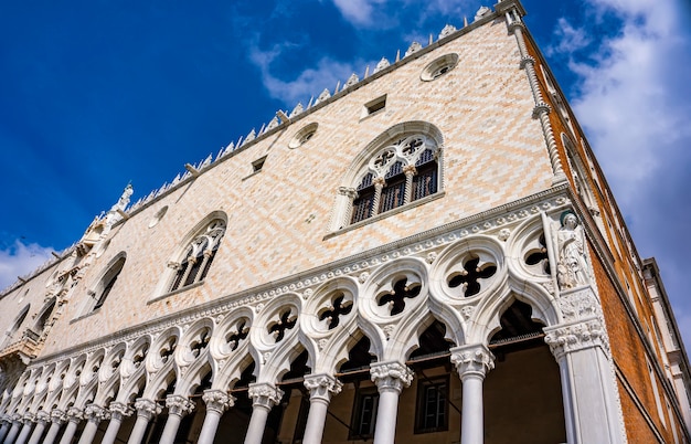 Dettaglio del Palazzo Ducale in stile gotico veneziano a Venezia, Italia