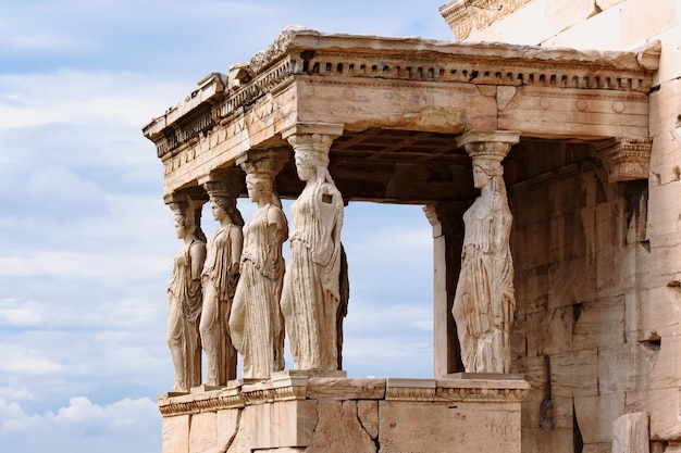 Dettaglio del portico della Cariatide sull'Acropoli di Atene Grecia Antico tempio dell'Eretteo o Eretteo Punto di riferimento famoso in tutto il mondo presso la collina dell'Acropoli