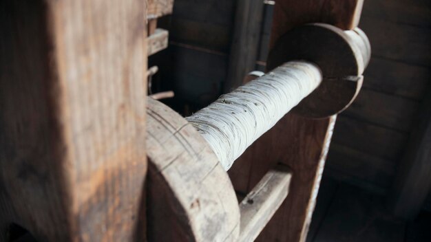 Dettaglio del telaio in legno vintage - ricostruzione storica, primo piano