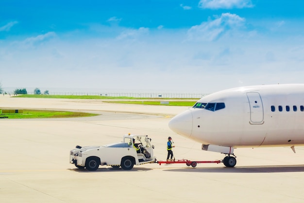 Dettaglio dell&#39;aereo enorme durante il traino