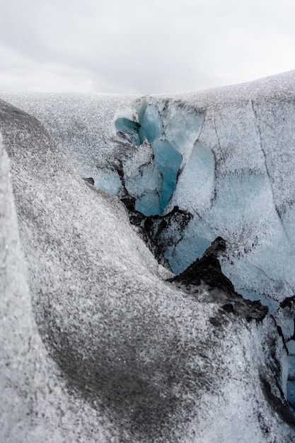 Dettaglio dell'iceberg sulle rocce