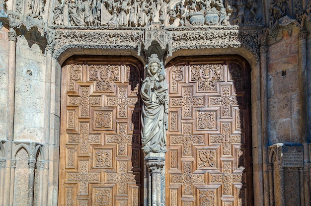 Dettaglio dell'ingresso principale della cattedrale gotica di Leon Castiglia e Leon Spagna