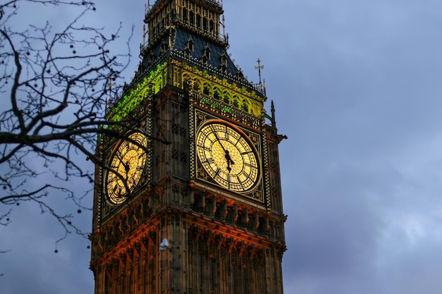 Dettaglio dell'orologio sul Big Ben a Londra, Regno Unito illuminato da luci in serata