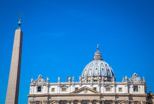 Dettaglio della Basilica di San Pietro con uno sfondo di cielo blu per lo spazio della copia - Roma, Stato del Vaticano