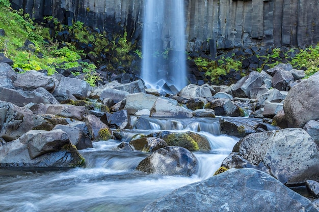 Dettaglio della cascata di Svartifoss della parte inferiore della cascata più bella dell'Islanda meridionale