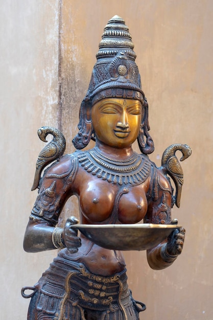 Dettaglio della figura in bronzo nel negozio di souvenir sul mercato di strada a Jaipur Rajasthan in India