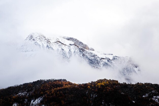 Dettaglio della montagna. Paesaggio montano innevato