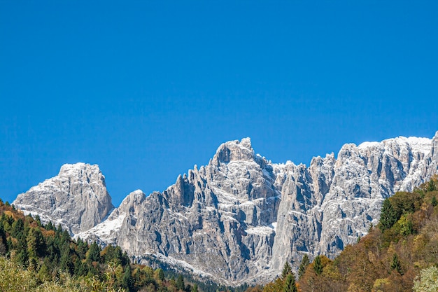 Dettaglio della montagna sulle Dolomiti durante il giorno in autunno