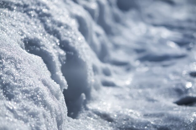 Dettaglio della natura invernale in campagna. Superficie di fusione della neve in condizioni di luce solare intensa.