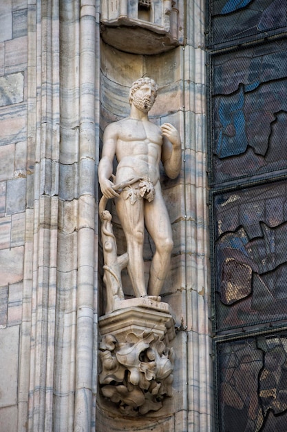 Dettaglio della statua della cattedrale della capitale dell'Expo di Milano 2005