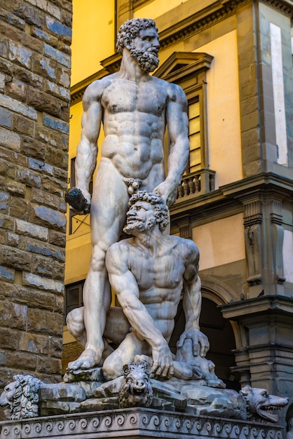 Dettaglio della statua di Ercole e Caco in Piazza del Signoria a Firenze, Italia