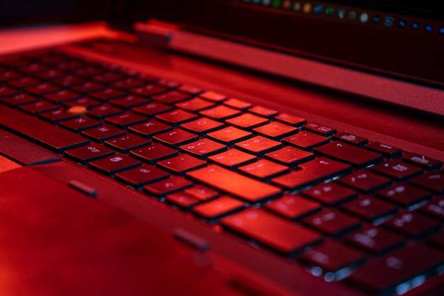 Dettaglio della tastiera del laptop con luci rosse