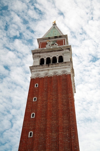 Dettaglio della torre di architettura del punto di riferimento del campanile del segno di Staint Mark di Venezia Italia