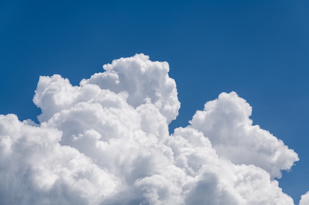 Dettaglio delle nubi cumuliformi bianche sul cielo blu