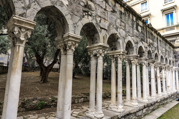 Dettaglio delle rovine del chiostro di Sant'Andrea a Genova, Italia