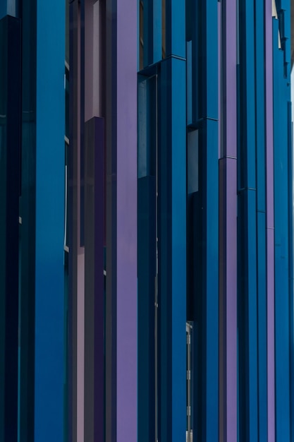 Dettaglio delle strutture negli edifici nei colori viola, lilla e blu all'Esposizione Internazionale nella città di Saragozza, Expo 2008, vicino al fiume Ebro in Aragona. Spagna