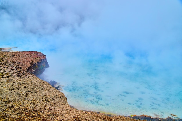 Dettaglio di gigantesche piscine blu ricoperte di vapore di zolfo a Yellowstone