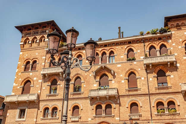 Dettaglio di piazza San Vito a Treviso in Italia sotto un cielo blu