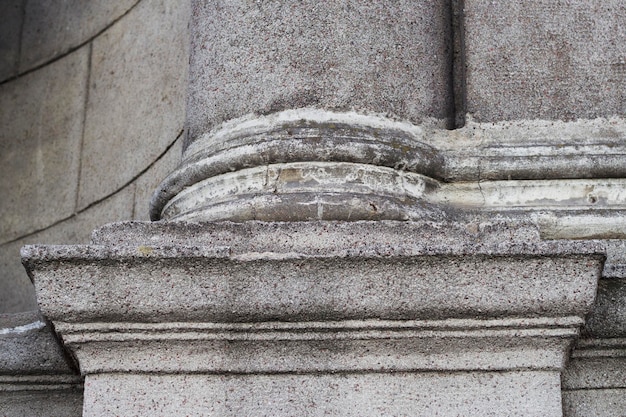 dettaglio di un edificio classico con colonne nel centro della città