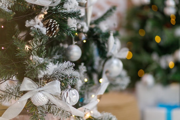 Dettaglio di un elegante albero di capodanno in un interno festivo