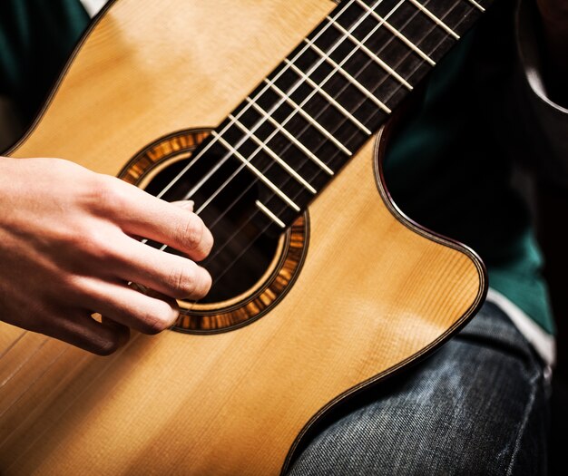 Dettaglio di un uomo che suona la sua chitarra