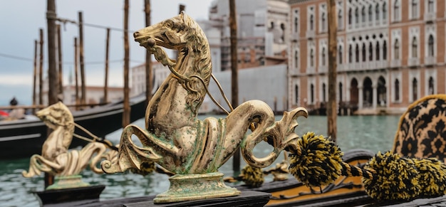 Dettaglio di una gondola sul Canal Grande a Venezia Italia -Focus sul cavallo d'oro