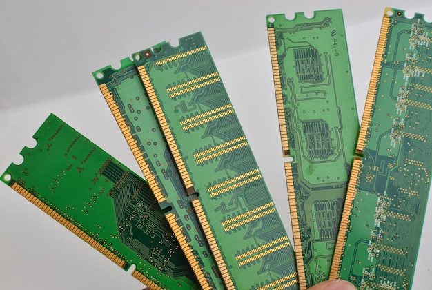 Dettaglio di una memoria RAM DDR4 in primo piano con uno sfondo chiaro che mostra la tecnologia avanzata utilizzata nei dispositivi elettronici